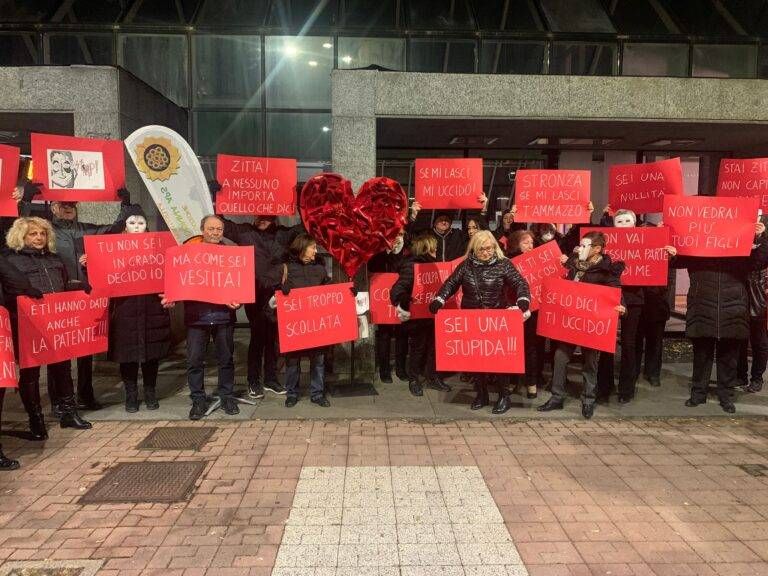 Caronno, flash-mob in stazione contro la violenza sulle donne Immagine WhatsApp 2024 11 25 ore 18.09.29 c6244323 768x576