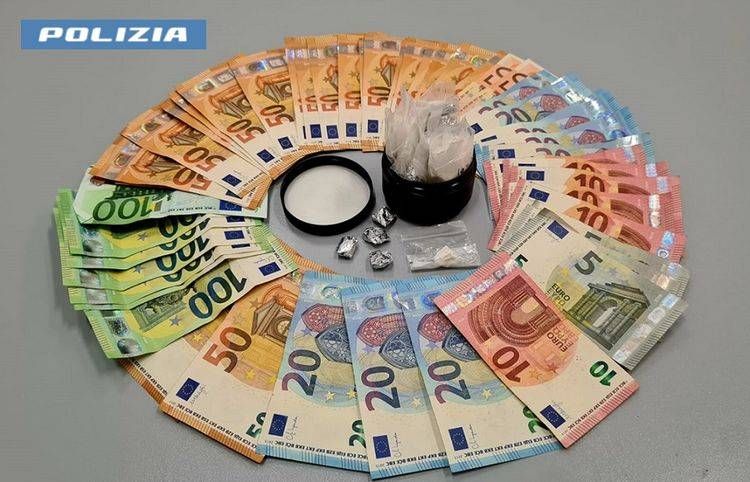 Droga sotto l’auto con la calamita, la Polizia arresta due albanesi | VIDEO droga auto calamita