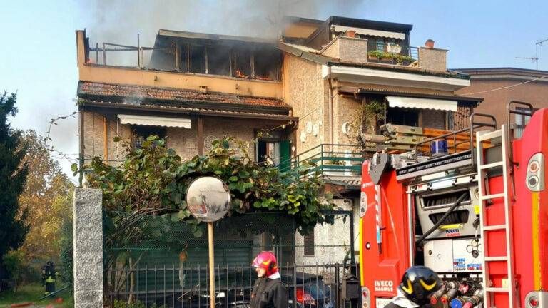 Incendio a Bollate, brucia un mansarda a Cassina Nuova: due persone intossicate incendio bollate 768x432