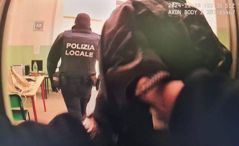 Origgio, i vigili di guardia a scuola sorprendono il ladro di lavagne Lim origgio vigili lavagne lim