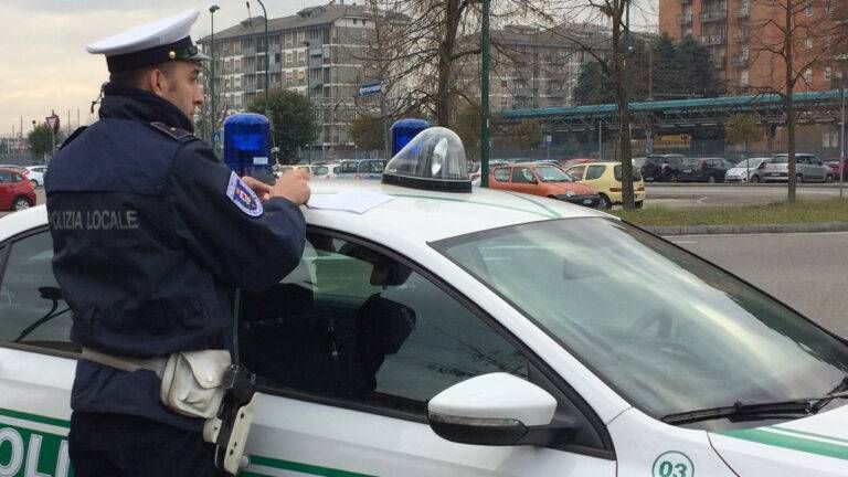 Paderno, nel pacco ci sono tazzine anziché un iPhone: sequestra il corriere paderno sequestra il corriere 768x432