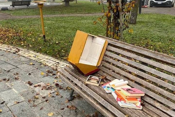 Vandali a Cesate, distrutti cestini rifiuti e la casetta dei libri cesate cestini vandali
