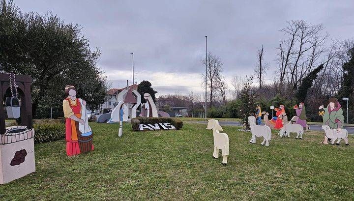 Cogliate, i volontari Avis riparano il presepe distrutto dai vandali cogliate presepe rifatto avis