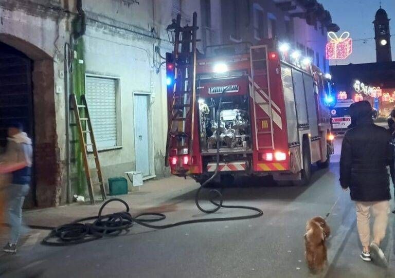 Incendio in un cortile a Gerenzano, pompieri sul posto Immagine WhatsApp 2024 12 16 ore 17.35.58 336b382d 768x541
