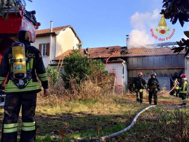 Incendio in pieno centro a Lentate, fiamme da un magazzino in disuso incendio Lentate