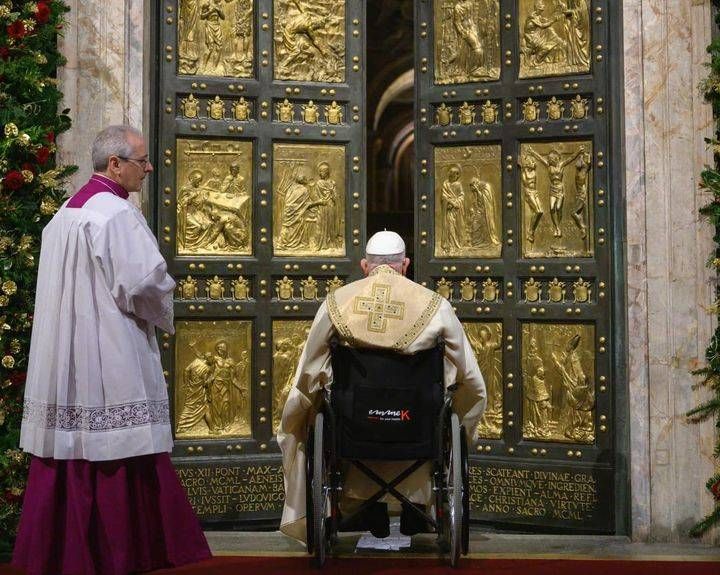 Da Lazzate, mons. Diego Ravelli nell’immagine iconica accanto al Papa per l’apertura della Porta Santa in Giubileo Lazzate Ravelli Papa Giubileo