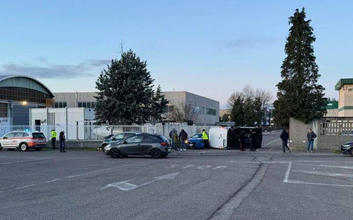 Incidente a Solaro, furgone ribaltato, 5 feriti incidente solaro via bernini