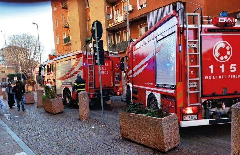 Baranzate allarme rifiuti fiamme