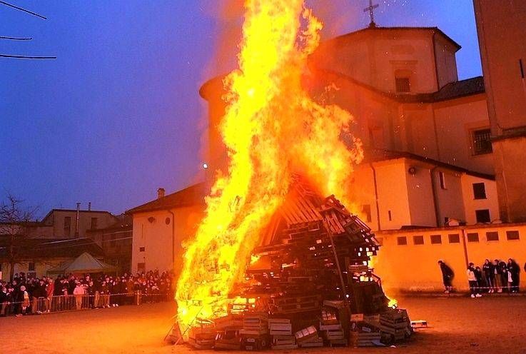 Eventi week-end: dai Falò di S.Antonio a Bollate a “Comici che ci provano” a Novate falo santantonio bollate ok
