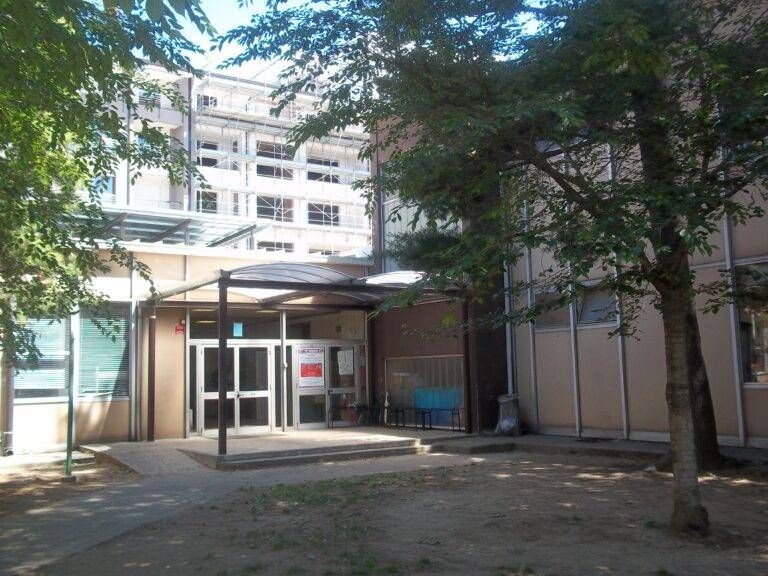 Caronno, ladri in mensa a scuola: rubati le derrate e due furgoni scuola santalex 768x576