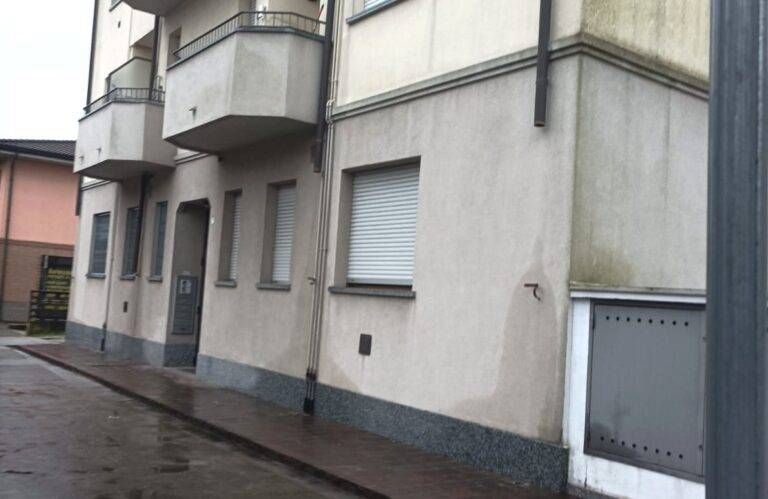 Solaro, rubati i pluviali dalla palazzina in pieno giorno Solaro Pluviali