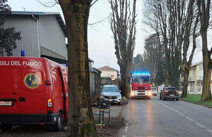 Caronno, nuovo incendio in azienda, Vigili del fuoco sul posto Caronno incendio