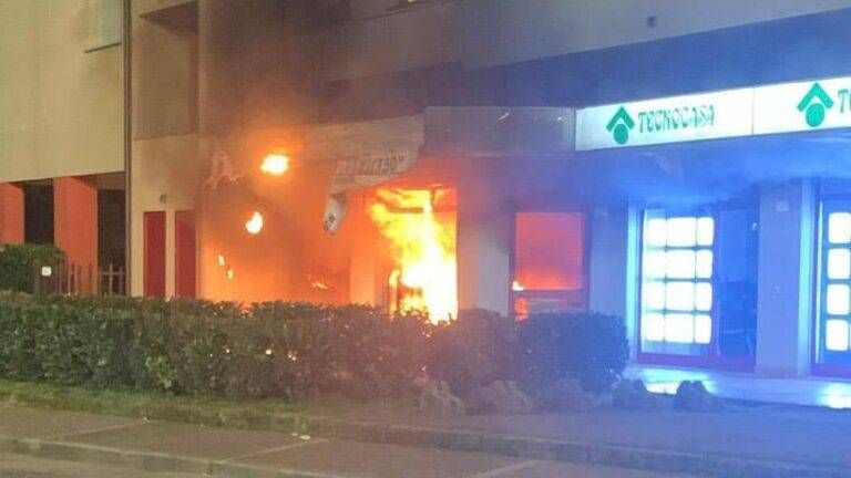 Incendio ad Arese, fuoco in uno studio veterinario, due feriti Incendio Arese