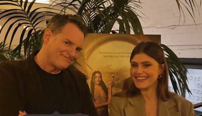 L’attrice di Limbiate Jenny De Nucci nel film di San Valentino su Netflix “La dolce villa” Jenny De Nucci Waters