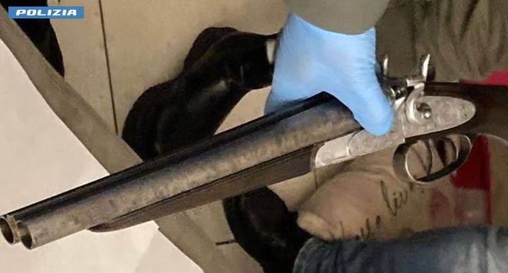 Blitz contro le gang giovanili: a Novate Milanese il fucile a canne mozze e un arrestato | VIDEO Fucile Novate milaese