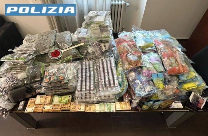 Oltre 70 kg di droga trovati in due abitazioni di Saronno, arrestate 2 persone | VIDEO Saronno droga