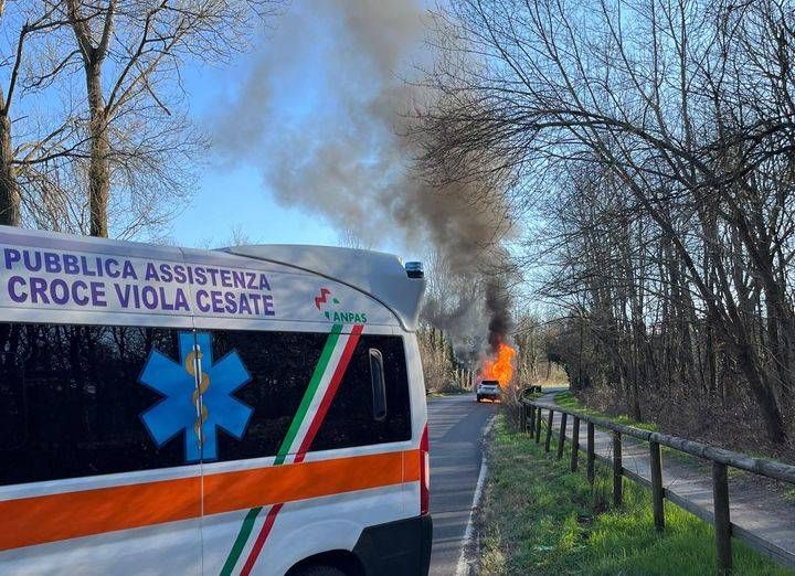Cesate, auto prende fuoco sulla strada che attraversa il Parco delle Groane cesate auto fiamme groane