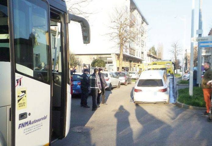 Garbagnate, scuolabus bloccato quasi due ore da un’auto in divieto Garbagnate scuolabus bloccato auto