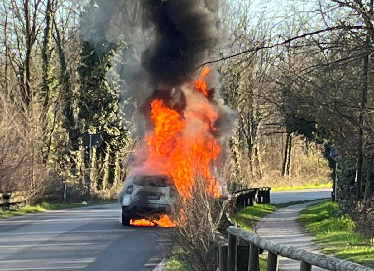 incendio auto groane