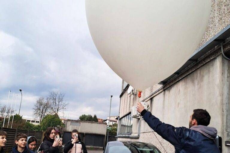 Bollate studenti pallone stratosferico