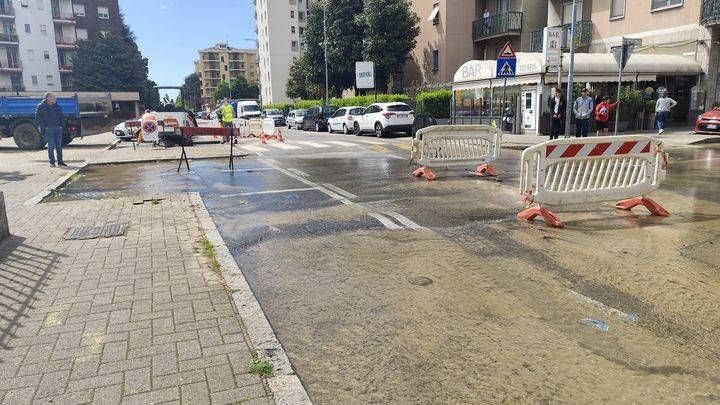 Cormano, condotta idrica danneggiata durante i lavori, strada allagata e intervento di riparazione in corso Cormano allagata tubo