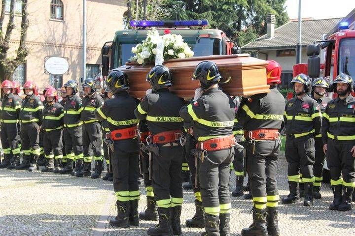 Folla e tanti pompieri per l’addio a Stefano Garavaglia funerale stefano garavaglia