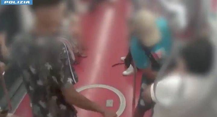 Rapine in Metropolitana a Milano, 50 arresti della Polizia, molti giovanissimi | VIDEO Rapine metropolitana Milano