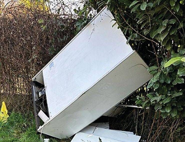 Senago, frigorifero scaricato abusivamente: denunciato pasticcere Senago frigorifero denunciato pasticcere