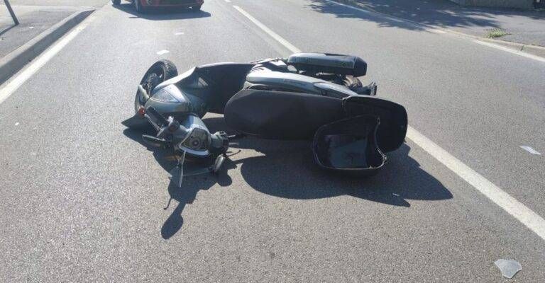 In fuga con lo scooter alla vista della Polizia locale, provoca incidente Bollate incidente scooter fuga