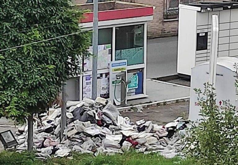 Bollate scaricano montagna vestiti