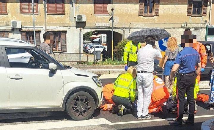 Donna in bici investita da auto a Bollate, incidente bollate ospiate