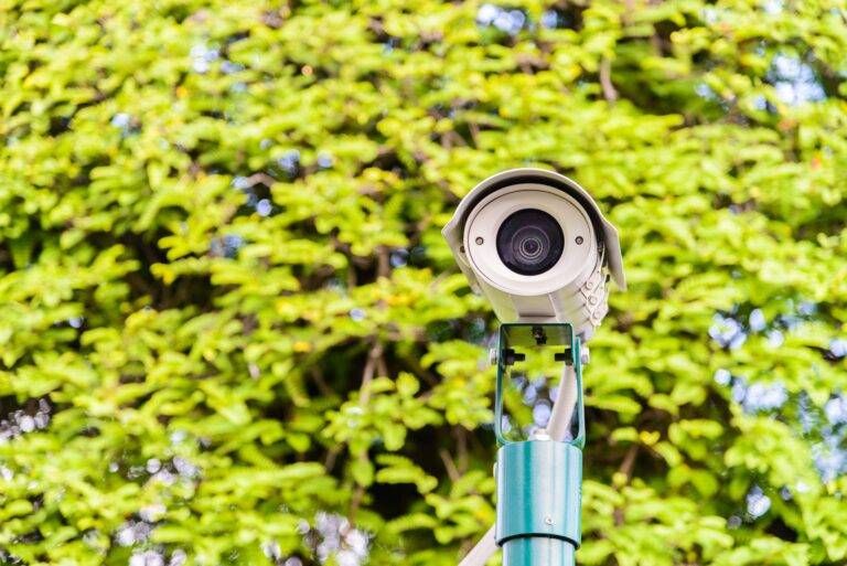 Arese danneggia telecamera sorveglianza