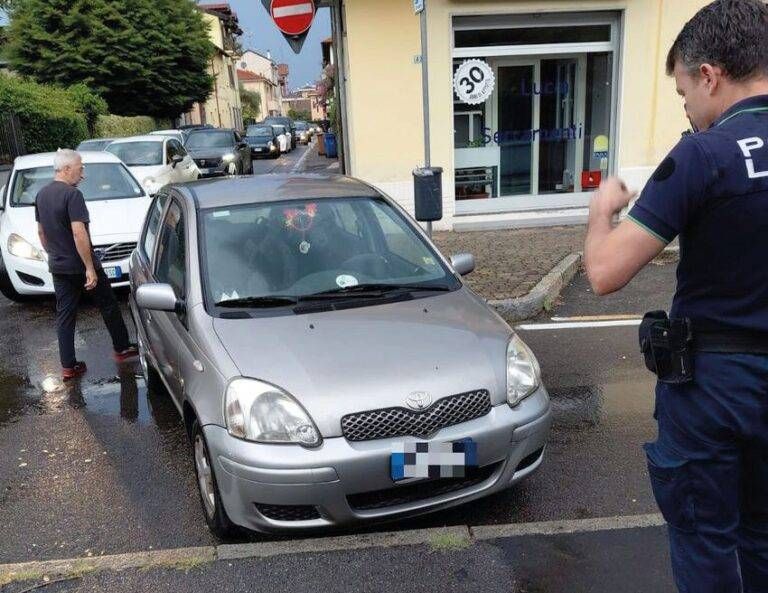 Garbagnate auto abbandonata via