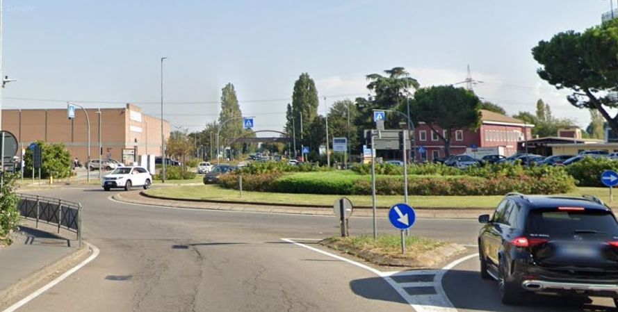Gira con la mannaia e un passamontagna a due passi dall’Esselunga