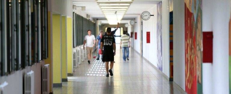 Baranzate rissa carcere agente