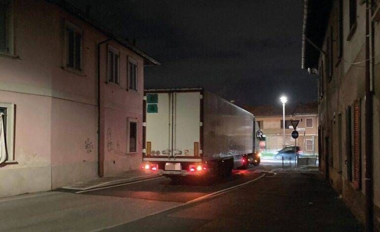 Bollate camion bloccato notte