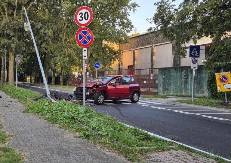 Garbagnate, auto contro palo, paura per un giovane IMG 20250920 WA0013 768x543