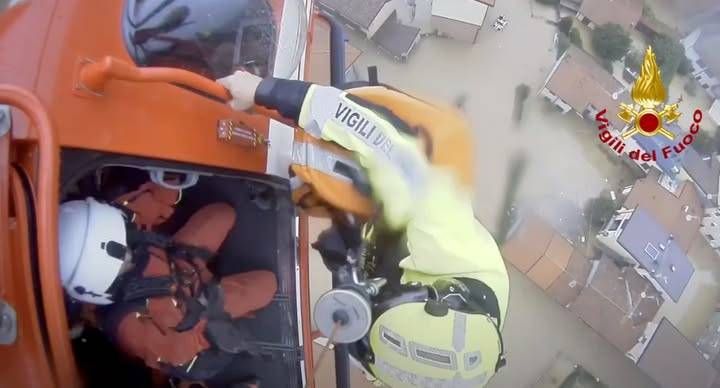 Esondazione del Seveso, a Meda mamma e bambina salvate con elicottero, a Milano bambini evacuati con anfibio | VIDEO Meda mamma bambina elicottero Vigili del fuoco