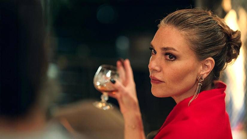 81766357 old money mondi opposti netflix 1 825x464