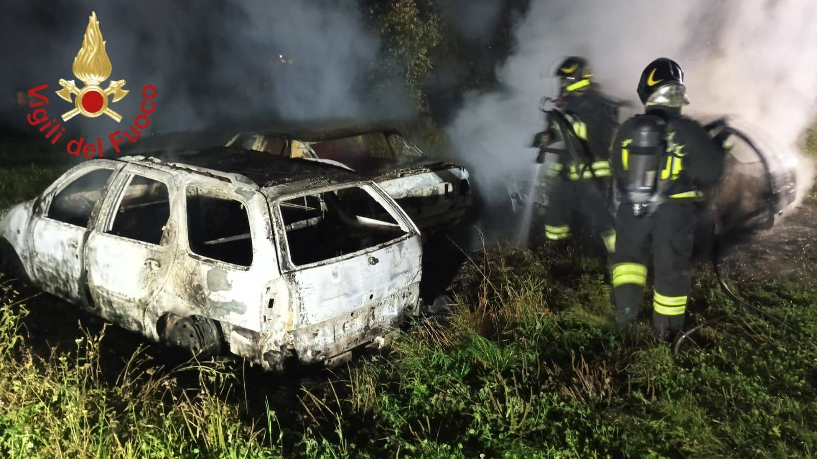 Incendio a Mozzate, tre auto a fuoco nella notte Incendio a Mozzate, tre auto a fuoco nella notte