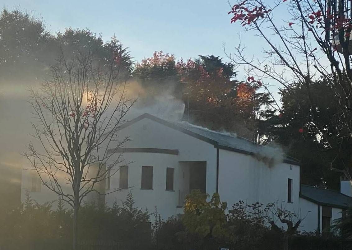 Incendio sul tetto di una villa a Lainate
