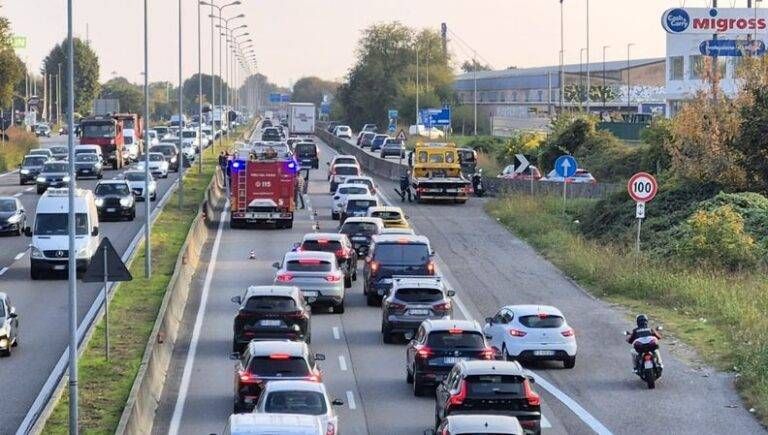 Incidente sulla Milano-Meda, 5 feriti e lunghe code incidente milano-Meda
