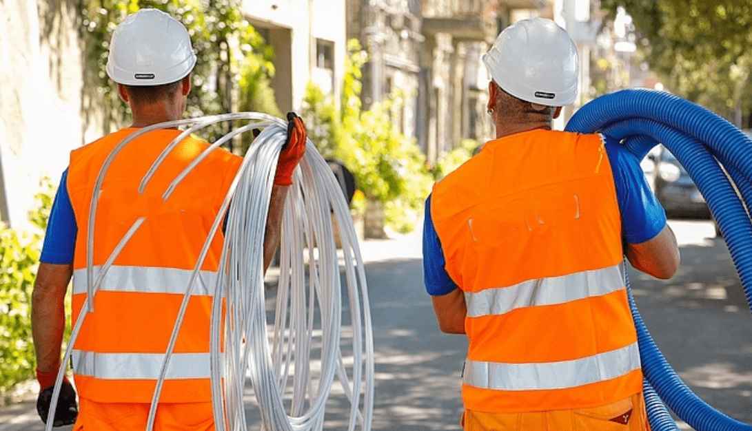 Cislago, falsi operai della fibra in azione Cislago, falsi operai della fibra in azione
