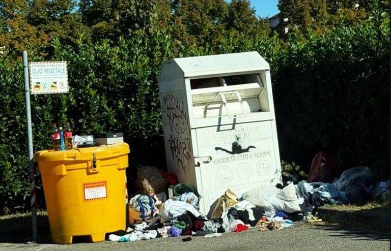 Senago rimossi cassonetti indumenti