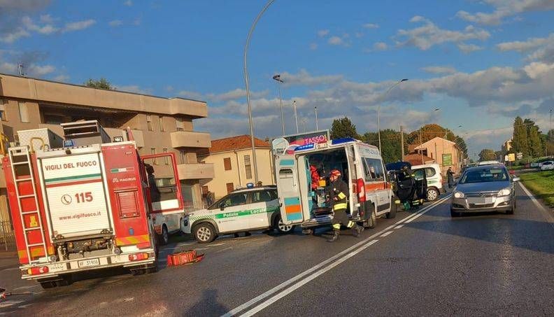 Incidente sulla Saronno Monza a Solaro, scontro tra due auto, due uomini feriti Incidente sulla Saronno Monza a Solaro, scontro tra due auto, due uomini feriti