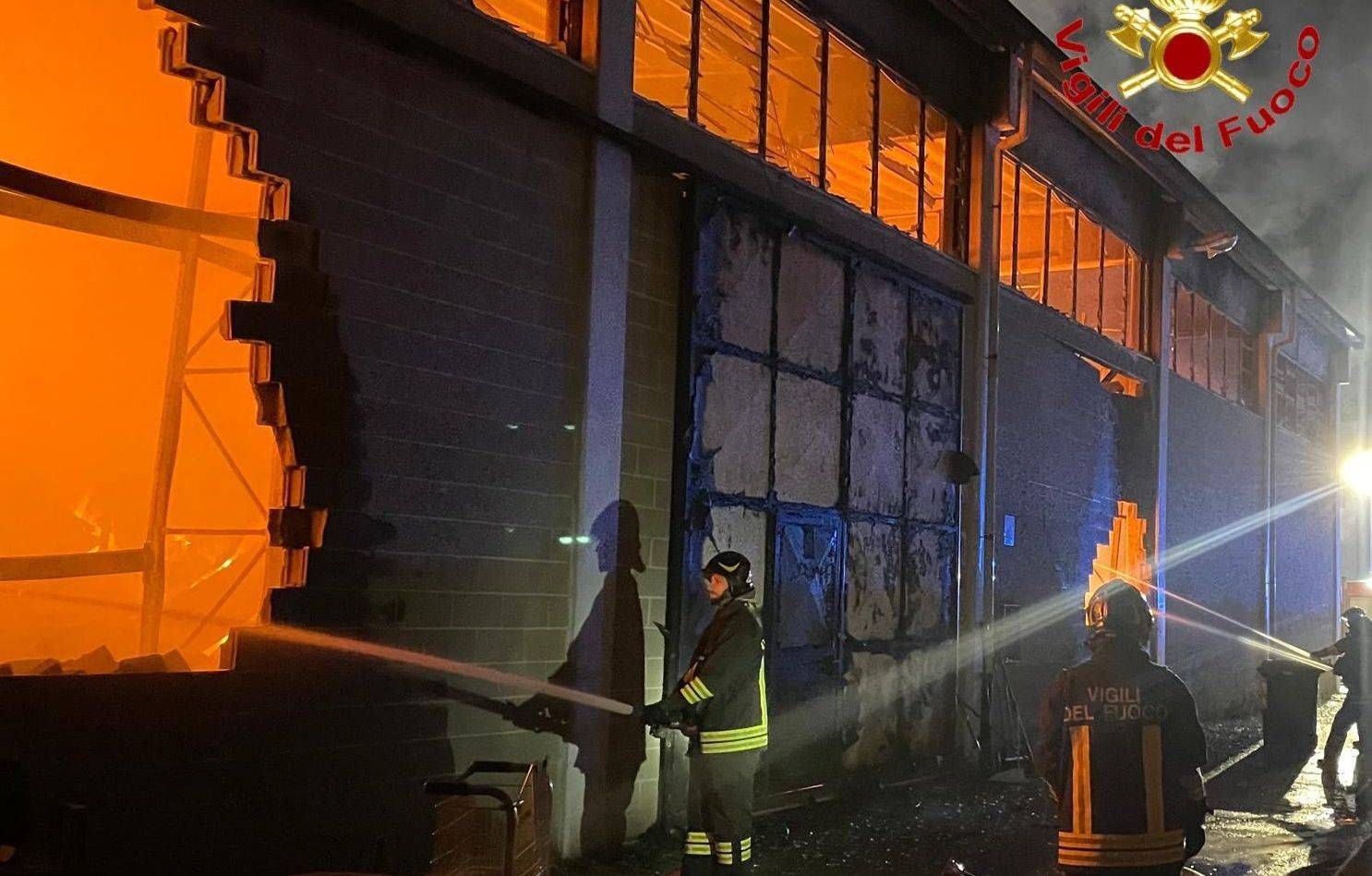 Maxi incendio a Settimo Milanese, 50 vigili del fuoco al lavoro | VIDEO Maxi incendio a Settimo Milanese, 50 vigili del fuoco al lavoro | VIDEO