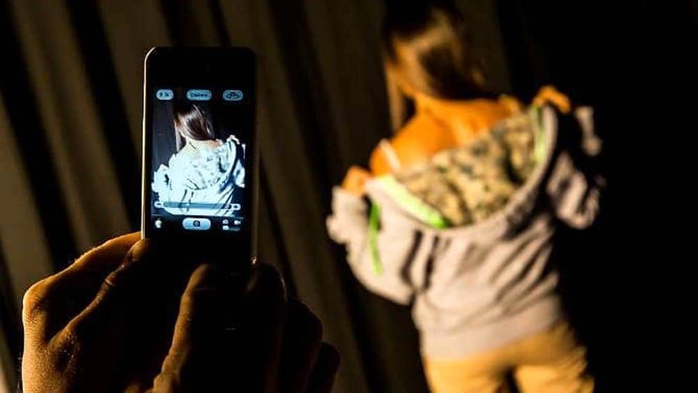 Bidello porcone chiede foto intime a minorenne di Paderno: rinviato a giudizio