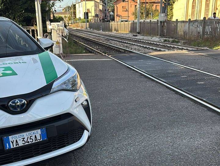 Auto abbatte sbarre del passaggio a livello, ritardi e rallentamenti su S4 e S2 nel lunedì nero di Trenord sbarre passaggio livello