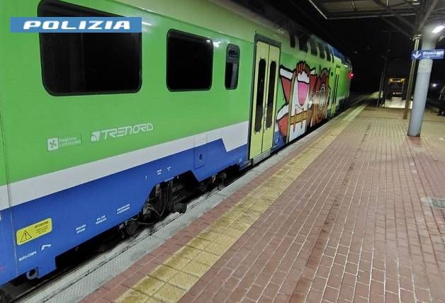 Sorpreso a imbrattare i vagoni di Trenord, Polizia denuncia 43enne di Saronno Sorpreso a imbrattare i vagoni di Trenord, Polizia denuncia 43enne di Saronno