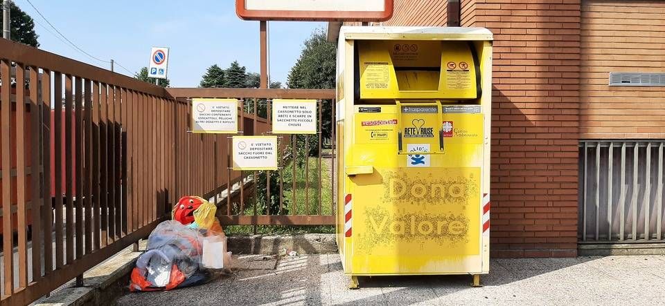 Lainate: chiama i Vigili del fuoco per recuperare un assegno dal cassonetto